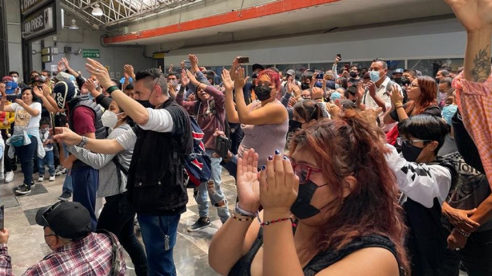 (VIDEOS) Sólo en México: Los usuarios del Metro CDMX se quitan el estrés cantando a coro