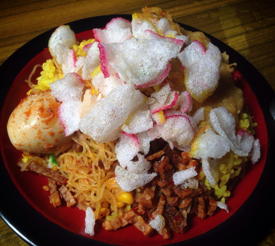 Nasi Kuning Komplit salah satu menu yang dijajakan di Pasar Kaget UIN Sunan Gunung Djati
