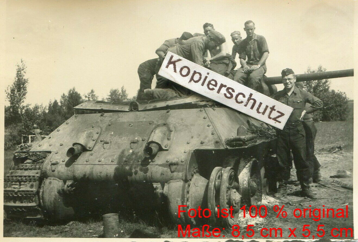 Panzer Rgt. 35 , Soldaten auf zerstörtem russischem Panzer T 34