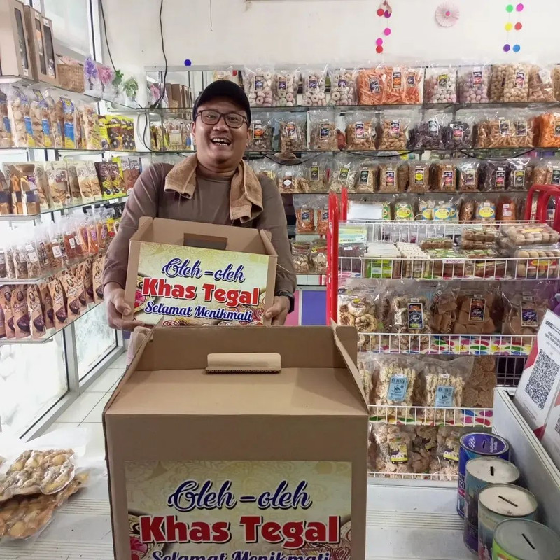 Pelanggan Kacang Bogares Ceria Kabunan, tempat belanja oleh-oleh di Tegal untuk mudik Lebaran.