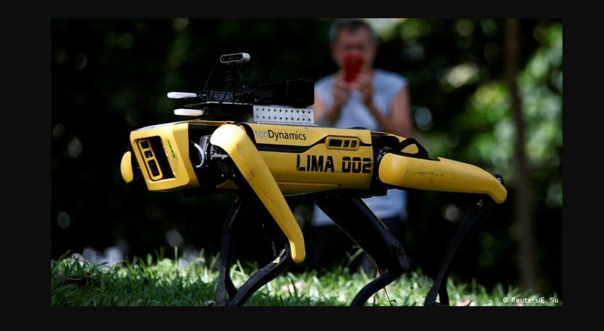 Perro robot vigila Shanghái en pleno confinamiento por COVID-19