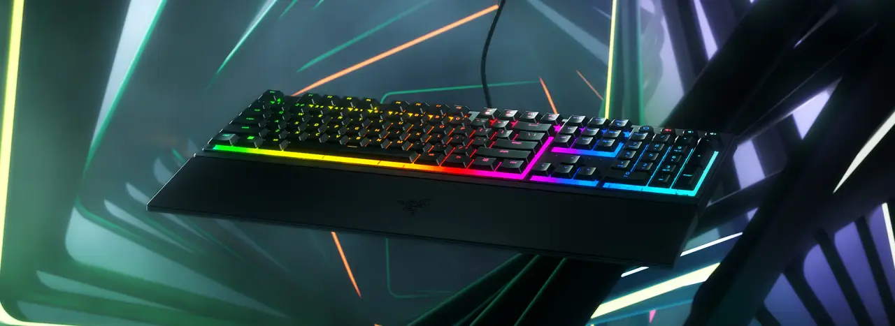 Teclado gaming Razer Ornata V3 con retroiluminación RGB de zona única.