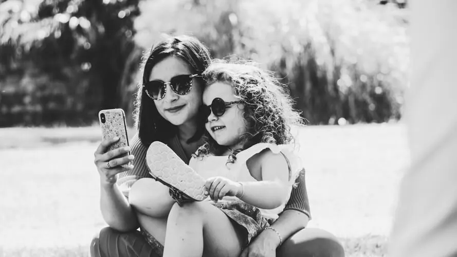 Mathilde-famille-maman-fille-telephone-boquet-sourire-joie