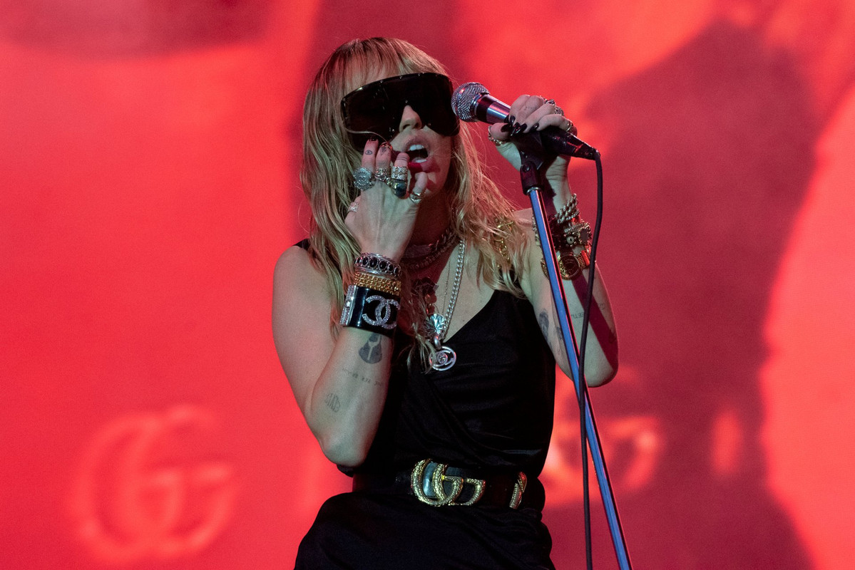 Miley-Cyrus-Sexy-on-Stage-6