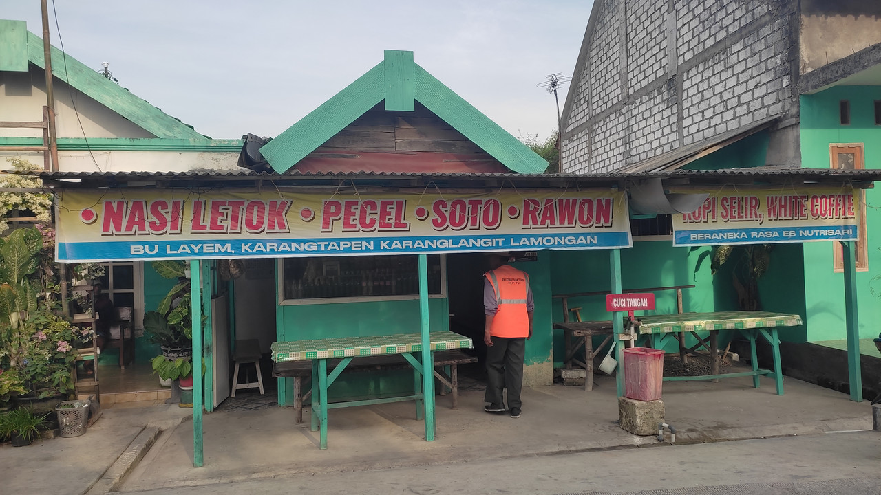 Warung Bu Layem, tempat sarapan legendaris di Lamongan lebih dari 80 tahun.