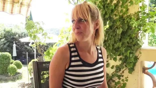 JacquieEtMichelTV - Lenny - Feeling a little hot...
