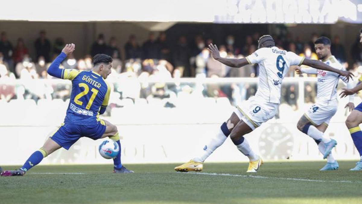 Serie A Verona-Napoli 1-2, Faraoni risponde alla doppietta di Osimhen. Alle 20:45 c'è Torino-Inter
