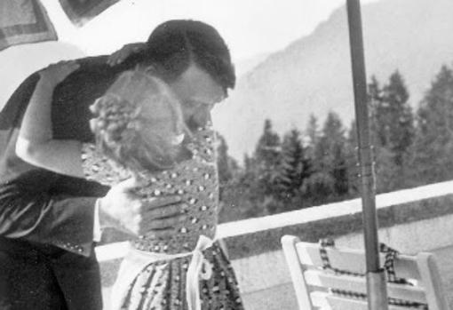 Hitler abraza a Rosa