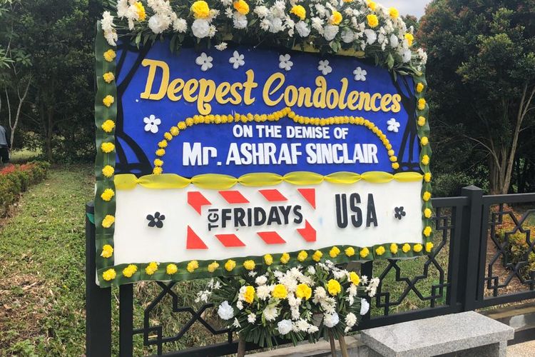 Karangan bunga ucapan duka cita untuk Ashraf Sinclair yang dikirim di pemakaman San Diego Hills, Karawang, Jawa Barat, Selasa (18/2/2020).