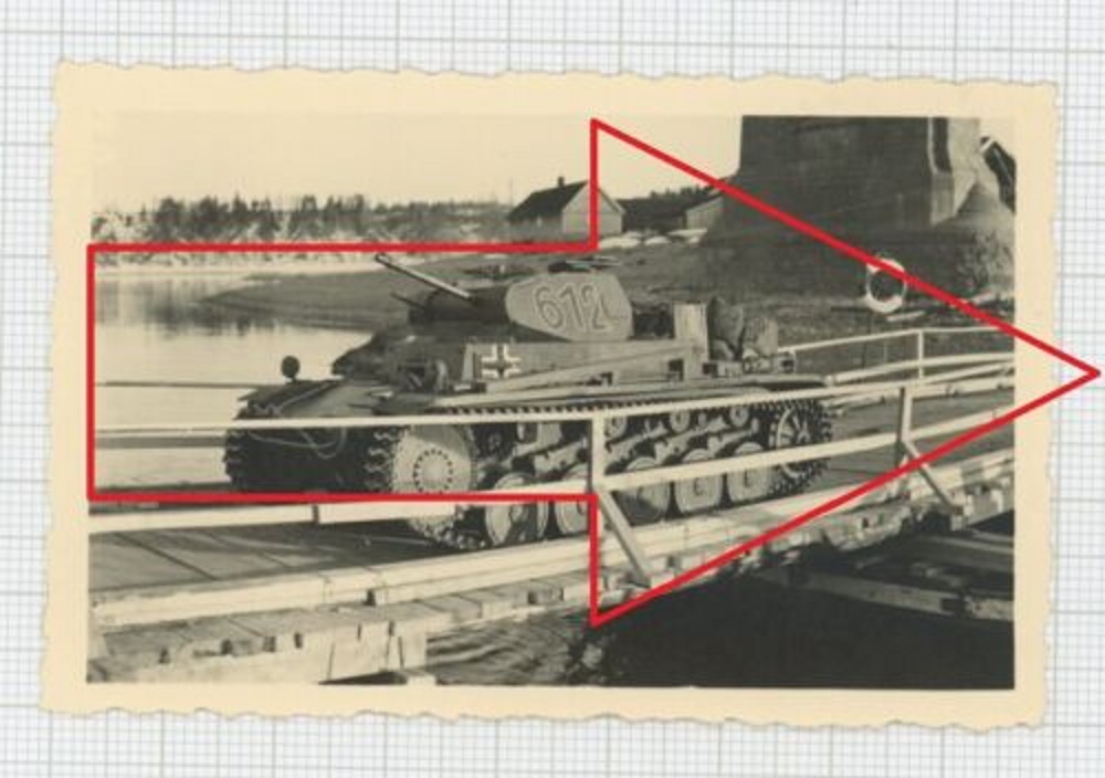 Foto Panzer Panzerkampfwagen Wehrmacht mit Turmnummer 612 auf Pontonbrücke