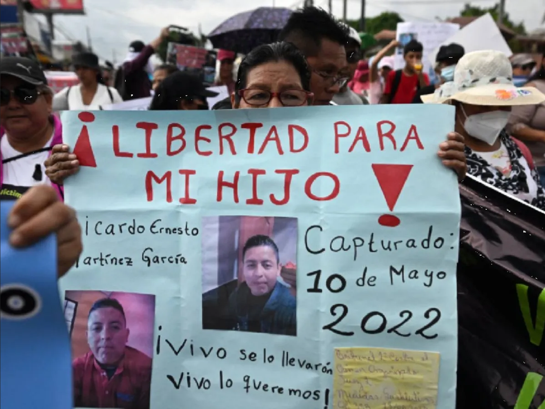 Protestan contra detenciones arbitrarias en El Salvador, antes del Miss Universo