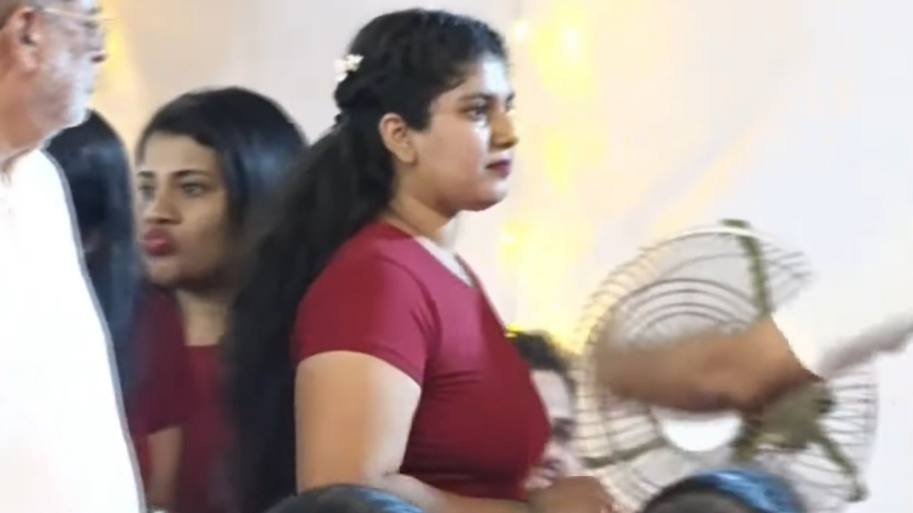 Cute mangalore chubby girl huge boobs and nipple pokie and other lady navel in saree.mp4_snapshot_00