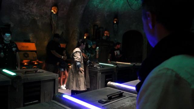 DISNEYLAND ~ STAR WARS: GALAXY'S EDGE, LA GUIA - Blogs de USA - SAVI'S WORKSHOP HANDBUILT LIGHTSABERS: Montando nuestro sable láser (77)