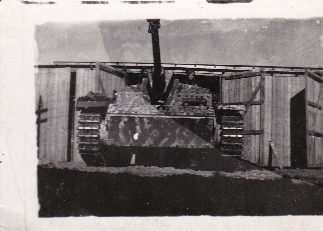 Sturmgeschütz vor Baracke, Rußland,