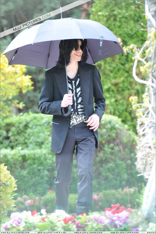 2009-Various-Leaving-the-Bel-Air-Hotel-michael-jackson-10001459-799-1200.jpg