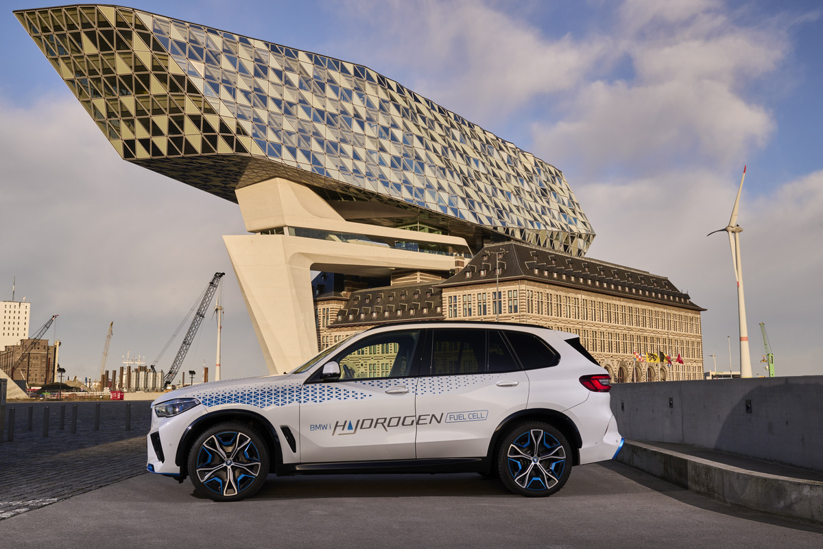 P90494417_highRes_bmw-ix5-hydrogen-on-