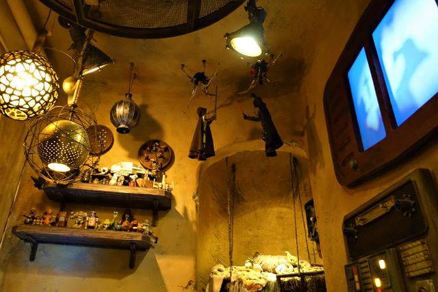 BLACK SPIRE OUTPOST MARKETPLACE, de tiendeo por Galaxy's Edge - DISNEYLAND ~ STAR WARS: GALAXY'S EDGE, LA GUIA (21)