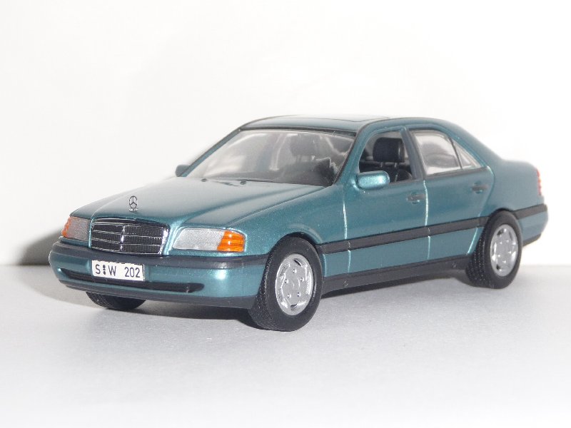 MB 220C w202 Minichamps (1)