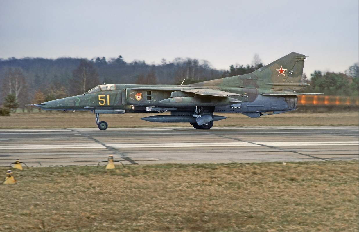 19 GvAPIB MiG-27D Yellow 51 61912561302 (3)