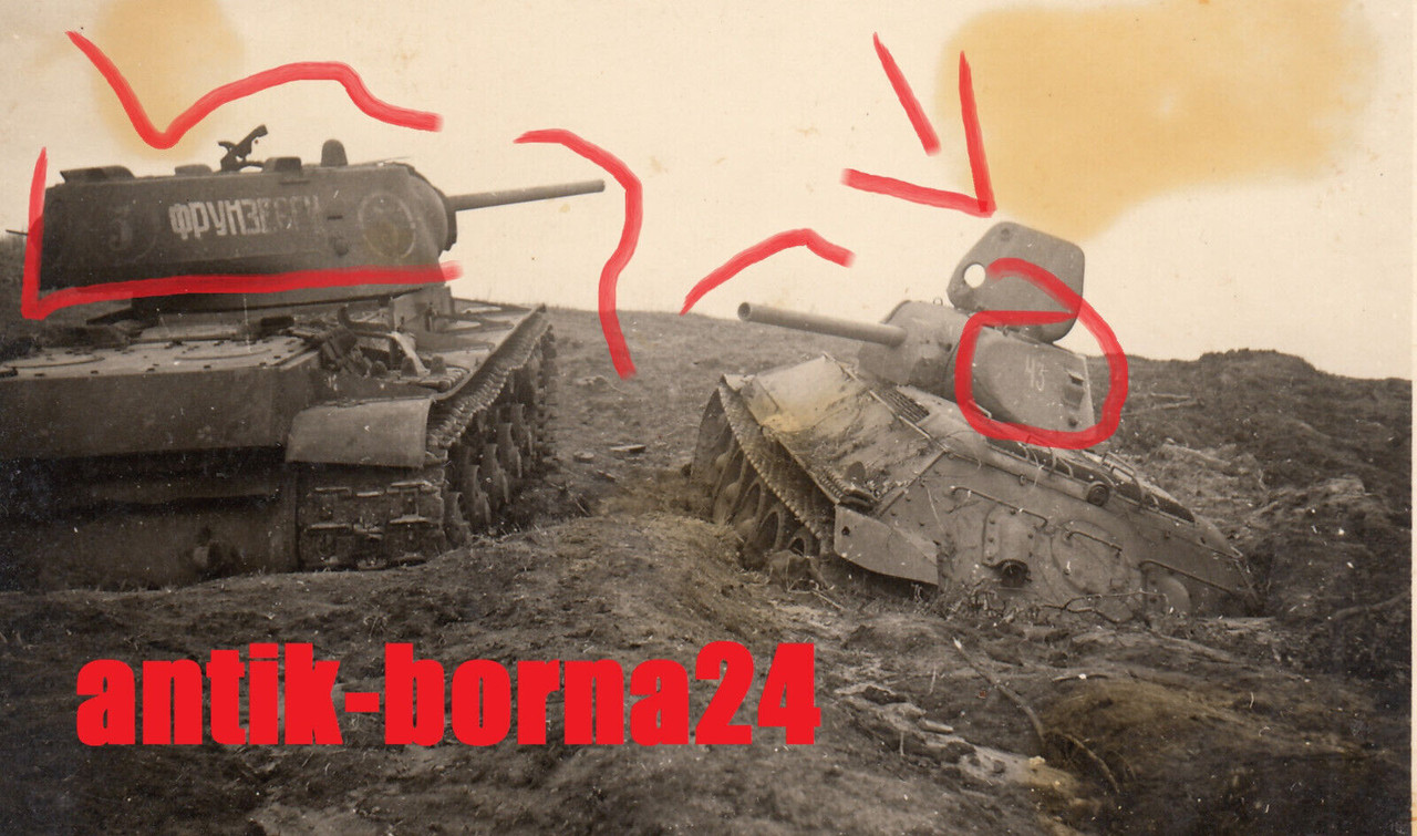 Foto WH Soldat russischer Beute Panzer Tank T-34 Kennung Schriftzug Rußland