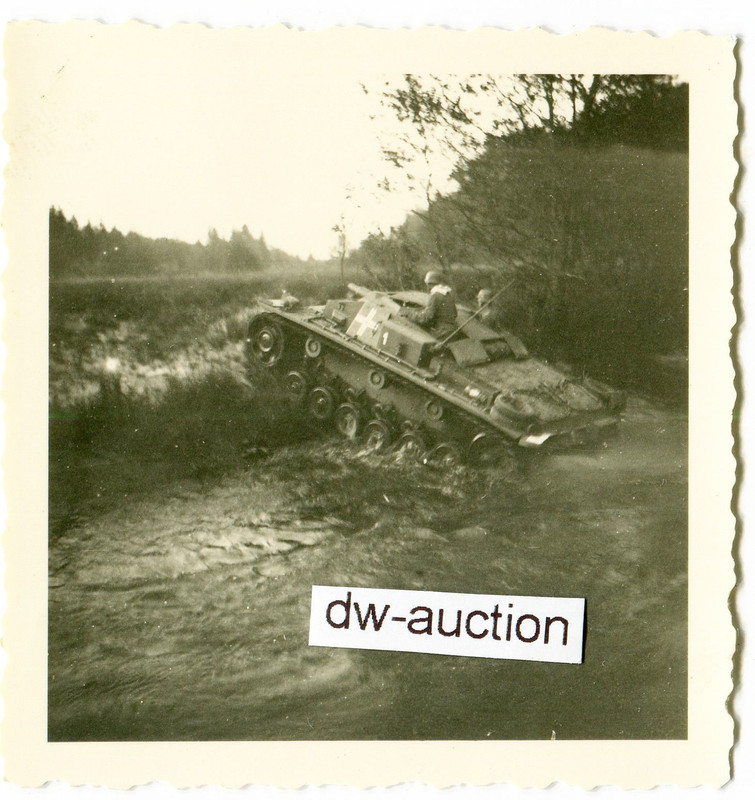 Sturmgeschütz mit Nummer 1 durchquert Fluß (2)