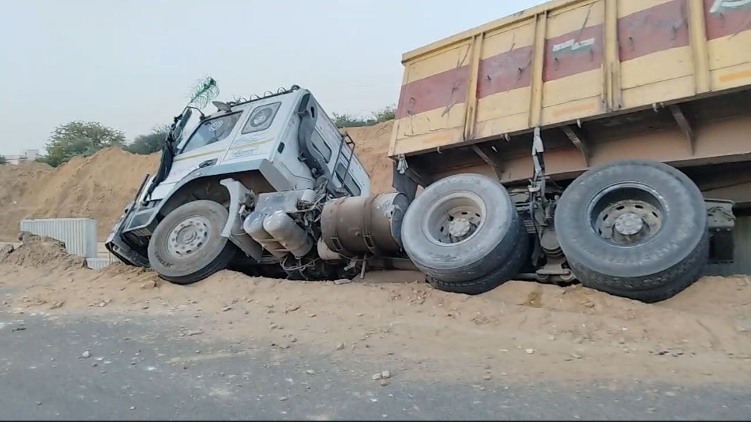 हाईवे अथॉरिटी की अनदेखी: रामगढ़ बाईपास पर फिर ट्रक पलटा, बड़ा हादसा टला