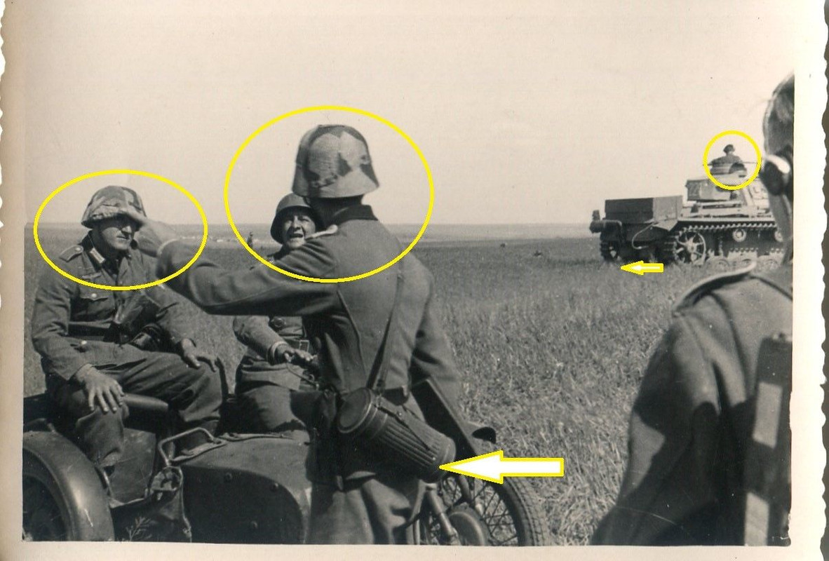 Foto FRONT Einweisung Motorrad Panzer Stahlhelm mit Tarnüberzug