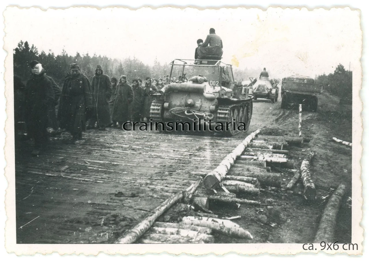 Orig Foto Vormarsch Panzer 38 (t) Beute Tank b russische Gefangene in Russland