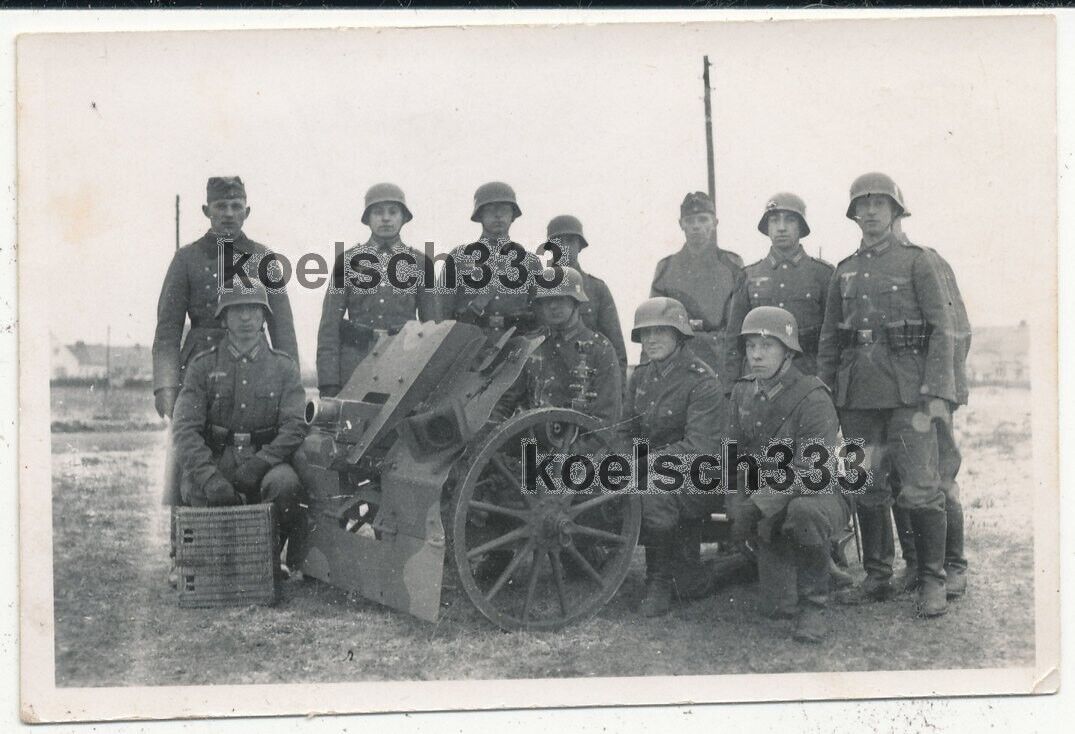 Foto Soldaten der Wehrmacht am Infanterie Geschütz 18 ... !