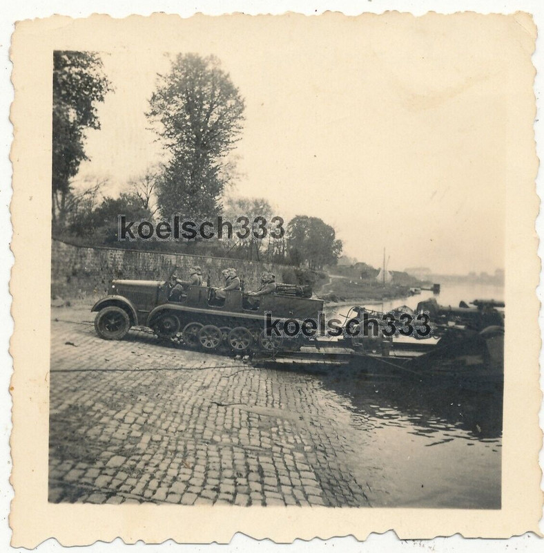 Foto Panzer Halbkette mit Artillerie Geschütz fährt von Pionier Ponton Fähre ...