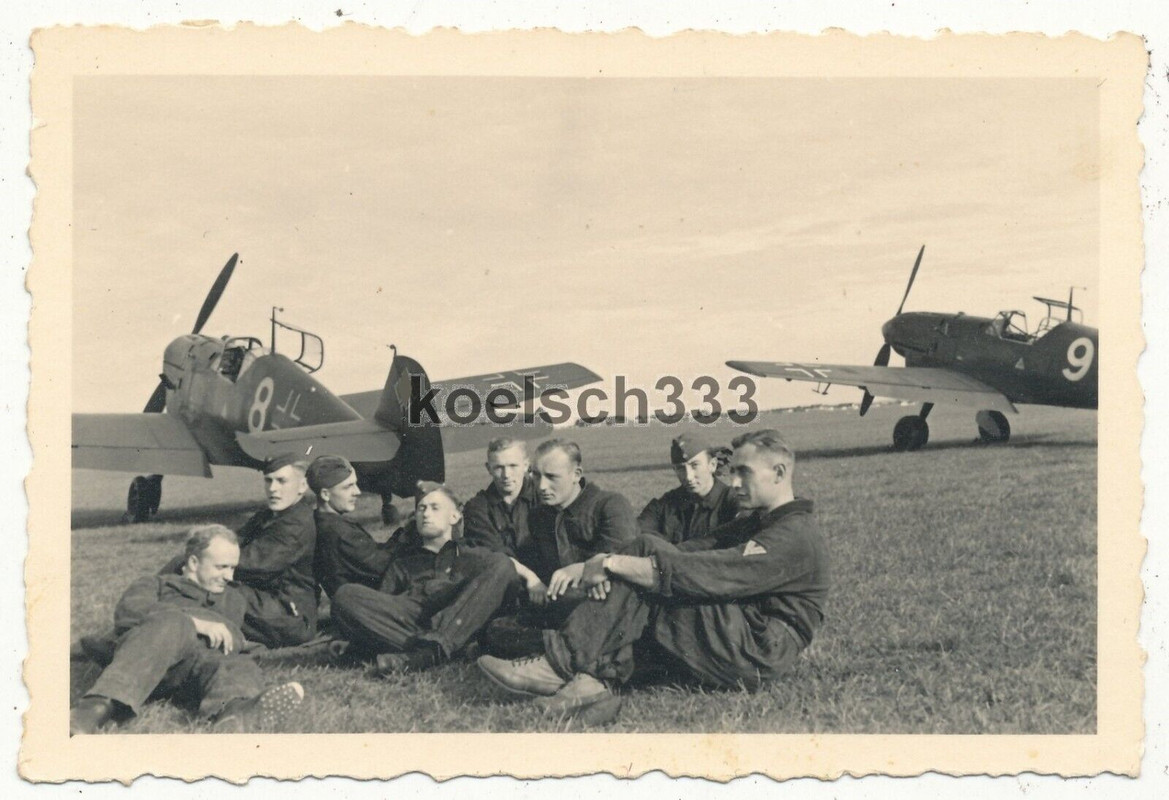 Foto Flugzeugführer vom JG 53 vor Me 109 Flugzeugen in Wiener Neustadt 1938