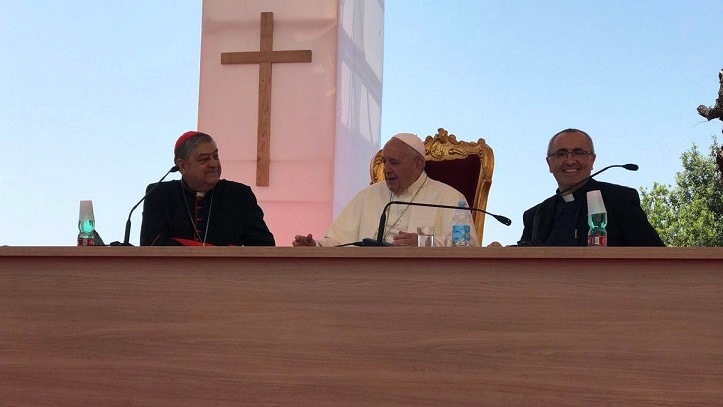 Papa Francesco: dialogo e accoglienza per un Mediterraneo di pace fra i popoli dans Articoli di Giornali e News Papa-Francesco-Napoli