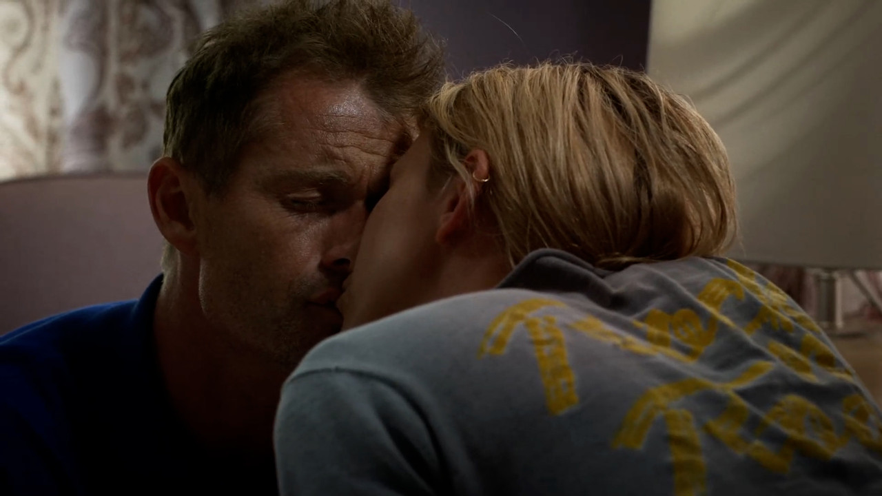 Riley.Voelkel.sex_Hightown.S01.00_04_08_10.Still019