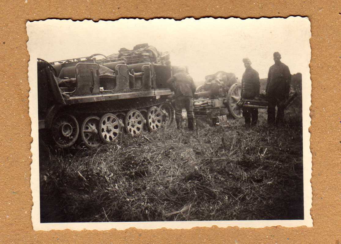 Foto II.Weltkrieg Wehrmachts Soldaten mit Halbkette und Geschütz
