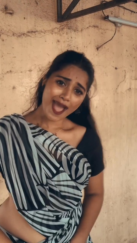 telugu aunty sexy tummy in saree.mp4_snapshot_00.03.600