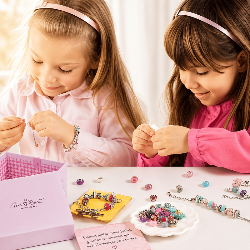 Zwei glückliche Mädchen basteln gemeinsam mit dem Kit Princess Schmuckset