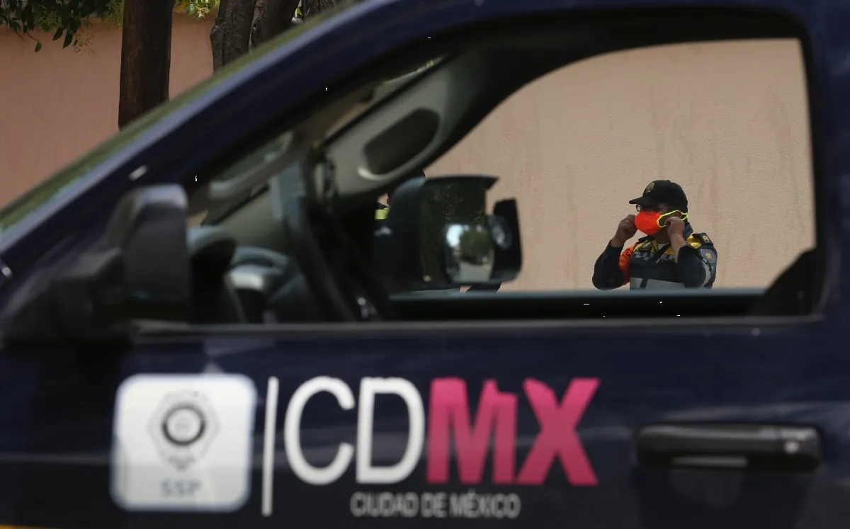 Detienen en Iztapalapa a sujetos con 33 tarjetas bancarias robadas