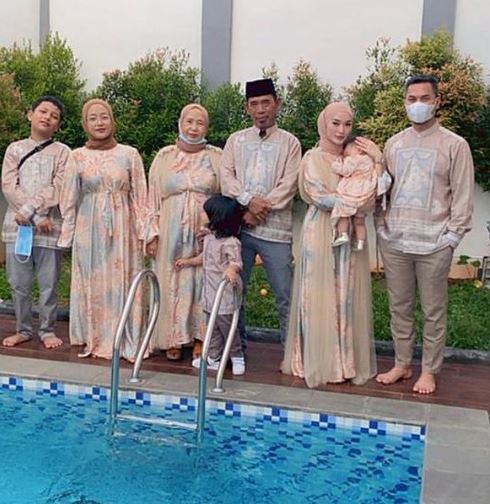 Keluarga Zaskia Gotik