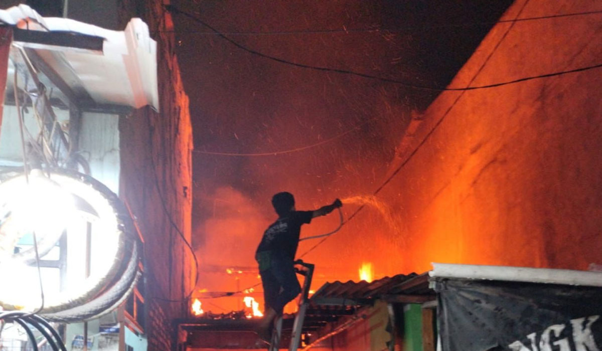 Nekat! Pria Mabuk Bakar Rumah Usai Bertengkar Hebat dengan Istri di Jaksel