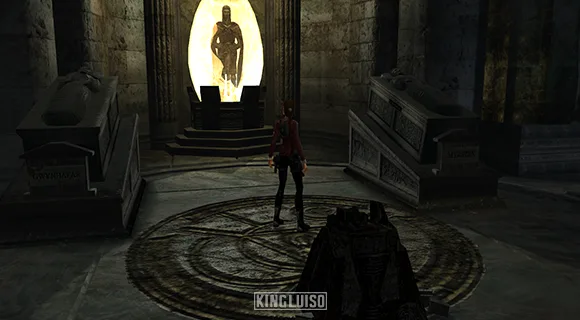 Lara mirando la tumba del rey Arturo. Lara Croft observando la tumba del rey de los britanos, Arturo de Pendragón, en la que está envuelto por un tipo de cristal mágico e iluminado por unas luces doradas