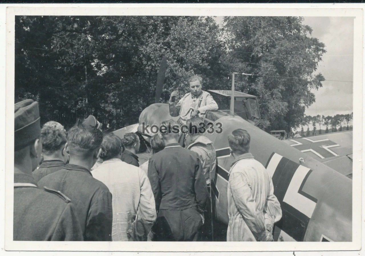 Foto Pilot Oesau im Bf 109 Flugzeug Cockpit vom JG 2 Richthofen in Frankreich