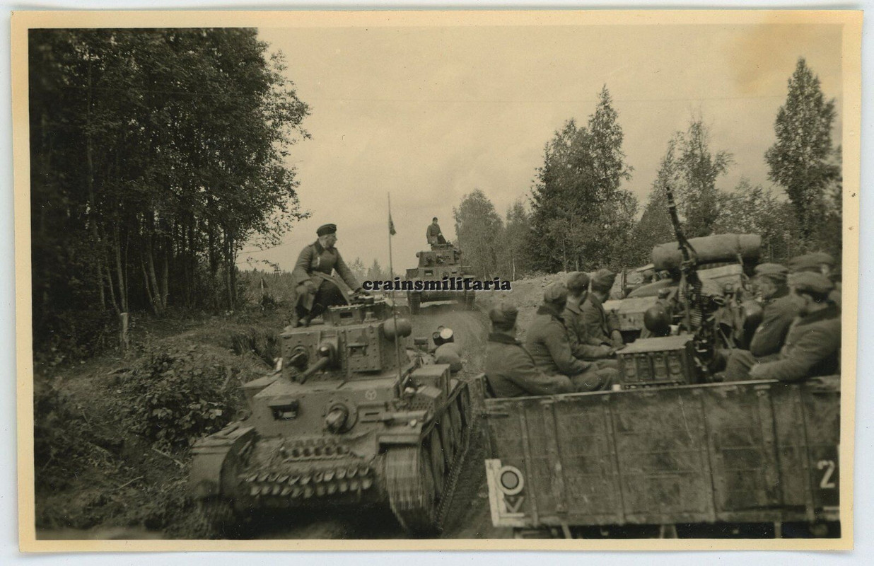 Orig. Foto Vormarsch Panzer 38 (t) Beute Tank mit Wappen in Russland 1941