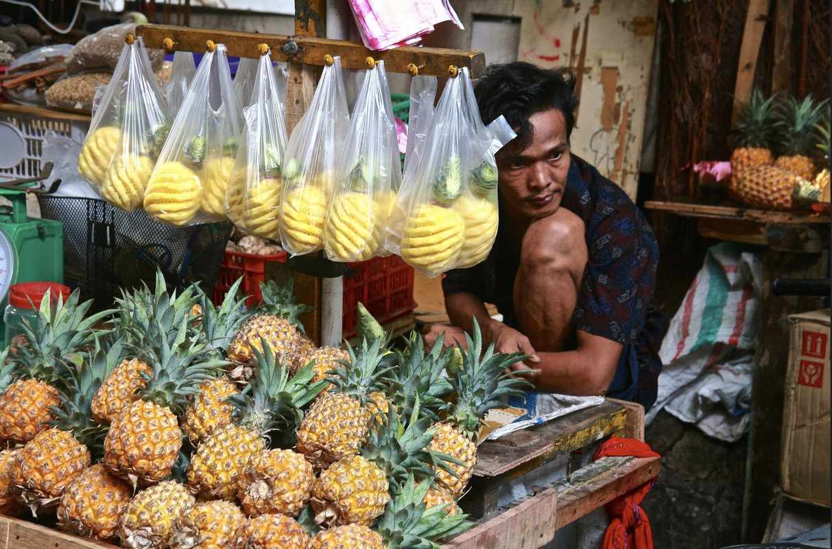 people-pineapple-seller.jpg