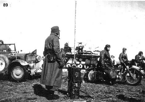 Parque del cuartel general de la 4ª división Panzer. Izquierda, un Wanderer W11 Kübelsitewagen todoterreno. Centro, un carro comando Panzerbefehlswagen III. Derecha, BMW R75