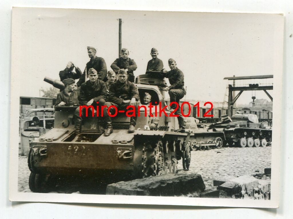Wehrmacht, Soldaten auf einem zerstörten Panzer,