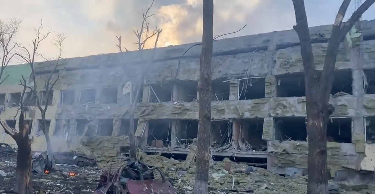 Rusia bombardeó hospital maternal, mujeres y niños están bajo escombros