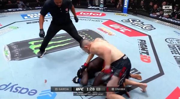 Стив Гарсия нокаутира Давид Онама в първия рунд