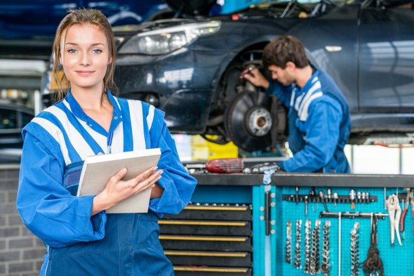 depositphotos-125218420-stock-photo-mechanics-working-in-garage.jpg