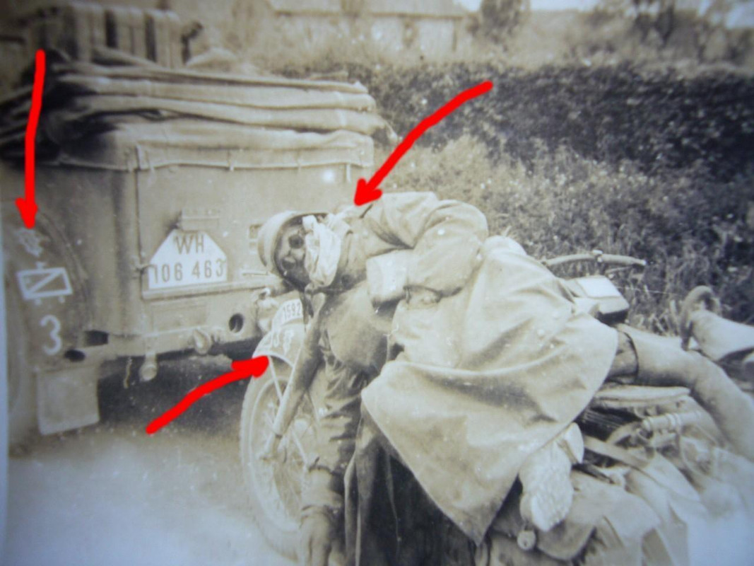 Foto FRANKREICH - Pz.A.A. 4 (1.Pz.Div.) - erschöpfter KRADSCHÜTZE Motorrad