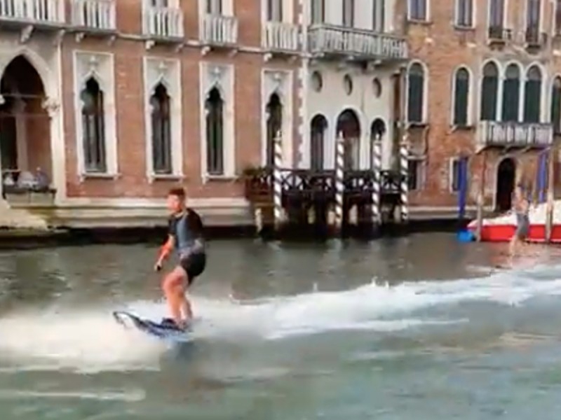 Turistas surfean en Gran Canal de Venecia y alcalde los llama